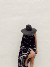 Load image into Gallery viewer, PAREO| black & white sand